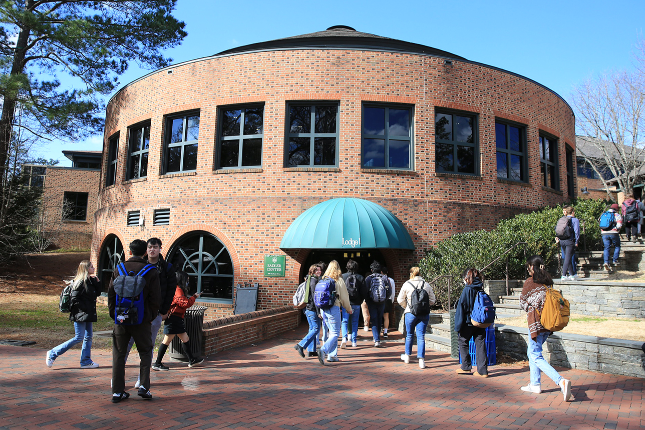 Students flock to Lodge 1 in the William & Mary Sadler Center.
