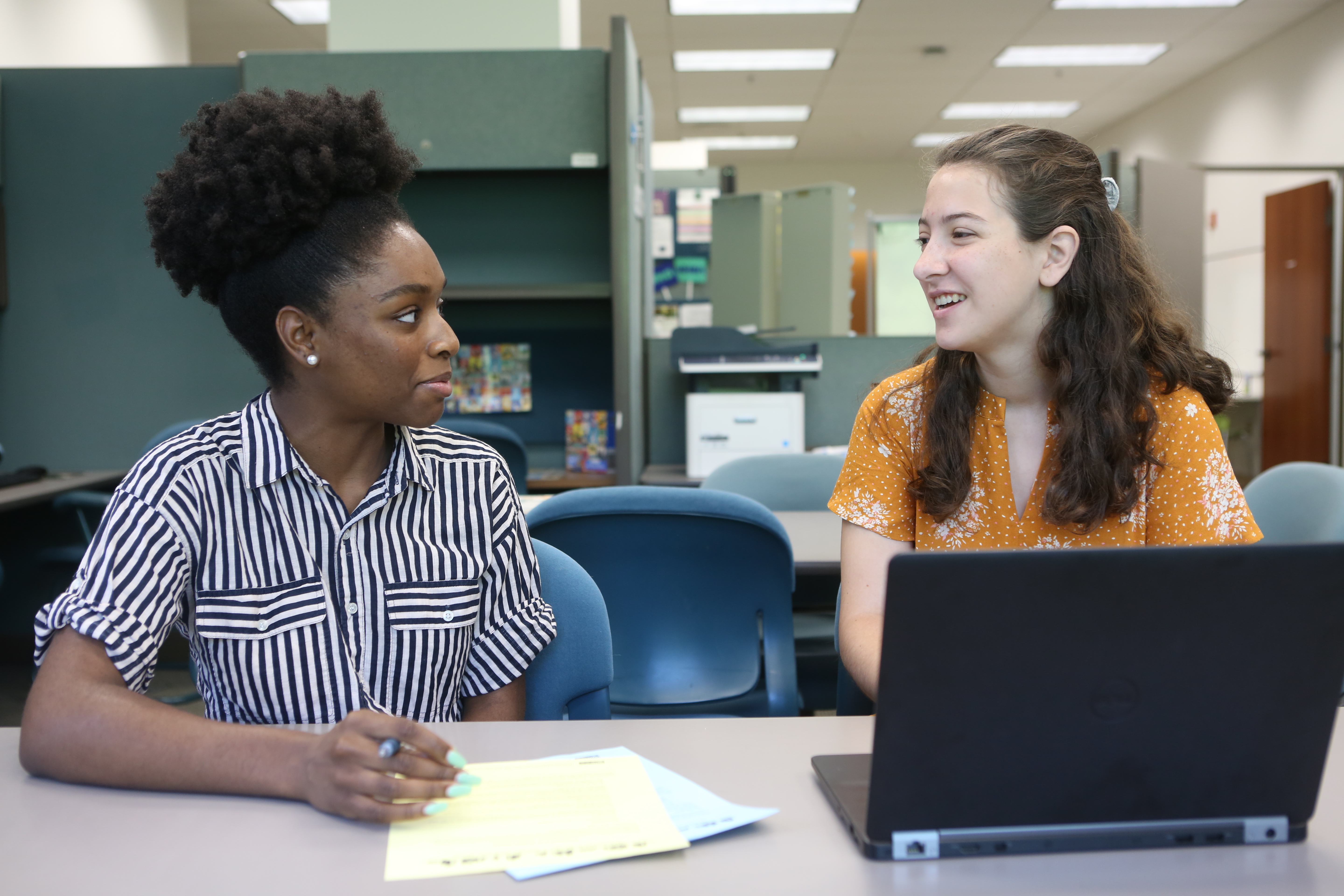 WCC writing consultant advising a consultee in William & Mary's Swem library